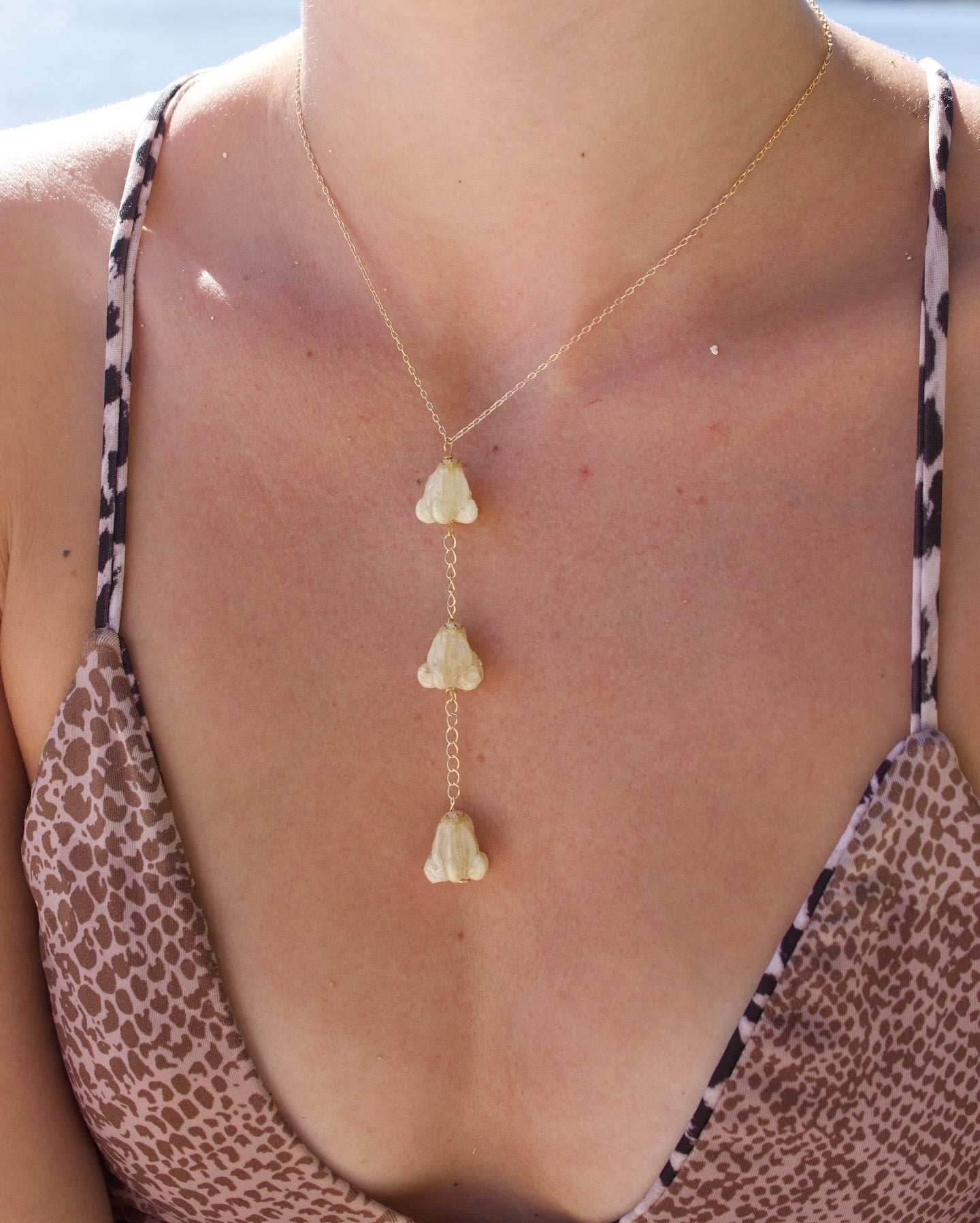White Crown Flower Lariat Necklace