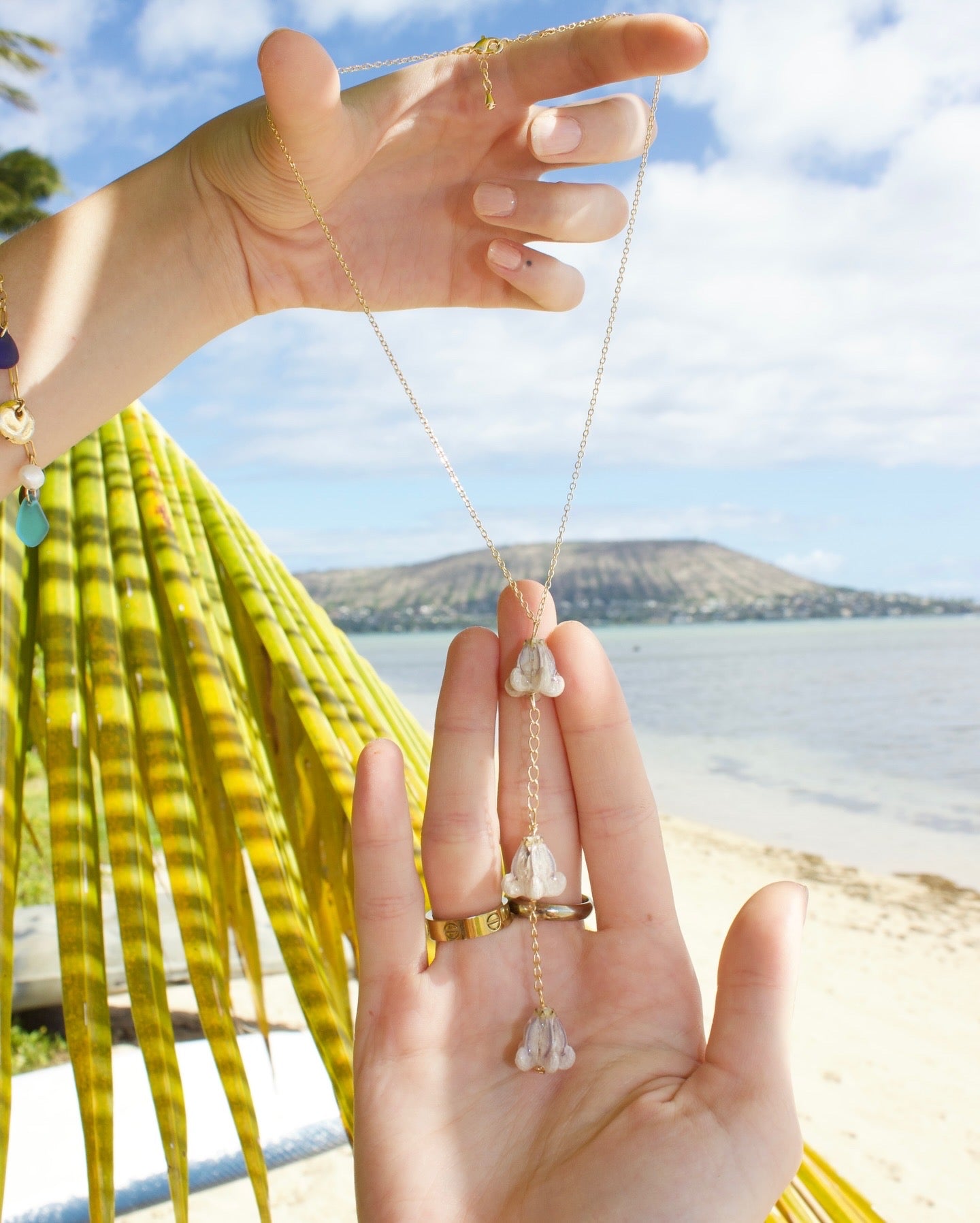White Crown Flower Lariat Necklace