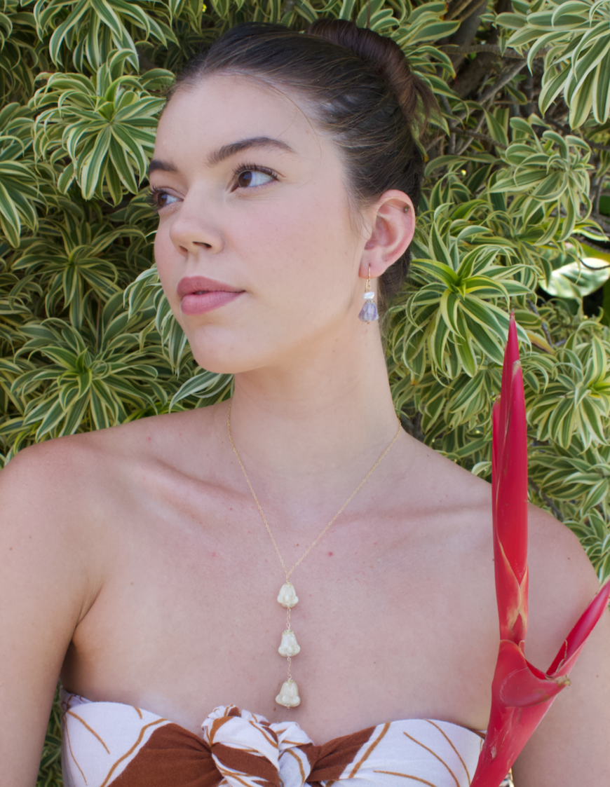 White Crown Flower Lariat Necklace